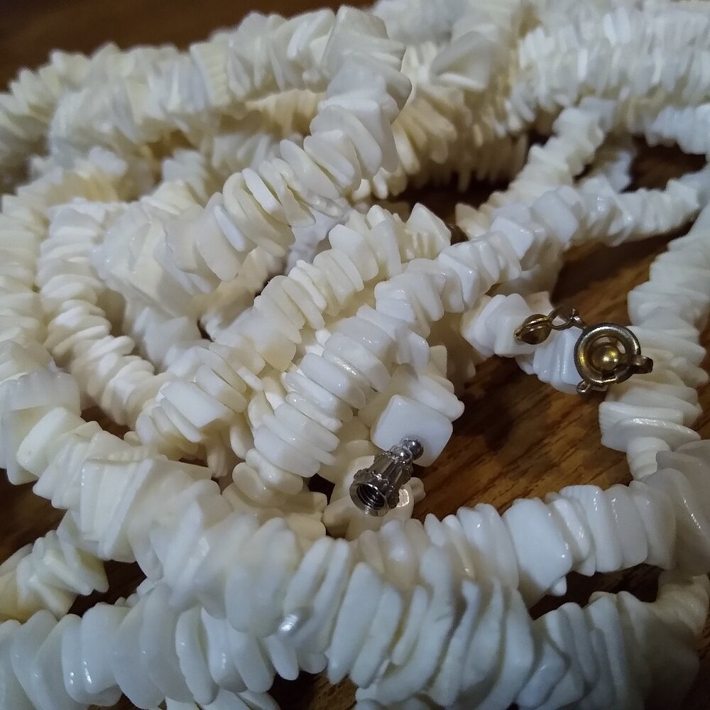 Lot Of 14 White Shell Bracelets And Necklaces